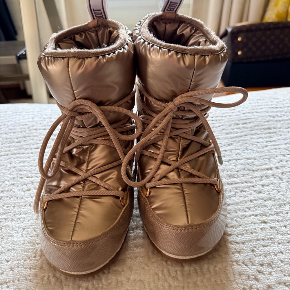 Stylish Women's Metallic Boots
